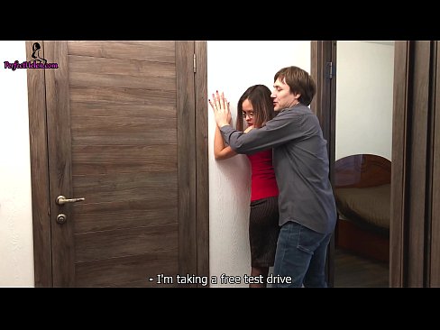 ❤️ セクシーな不動産屋がマンションを売りながら官能的にオマンコをコキコキしてファック - クレンパーイ ️ 上質ポルノ ❌️