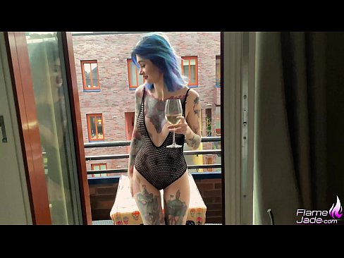 ❤️ 途方もない女の子がガブガブとしゃぶり、広い空の下で情熱的にファックする ️ 上質ポルノ ❌️