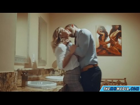 ❤️ 公衆トイレで巨乳金髪美女に誘惑されたら ️ 上質ポルノ ❌️